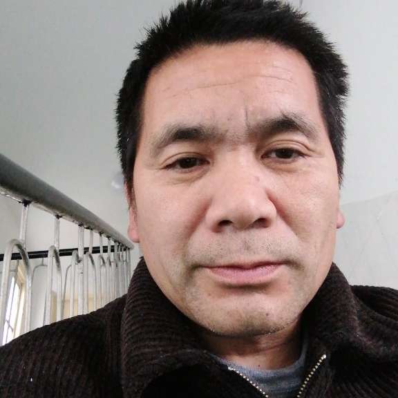 专注泪了初妆的照片