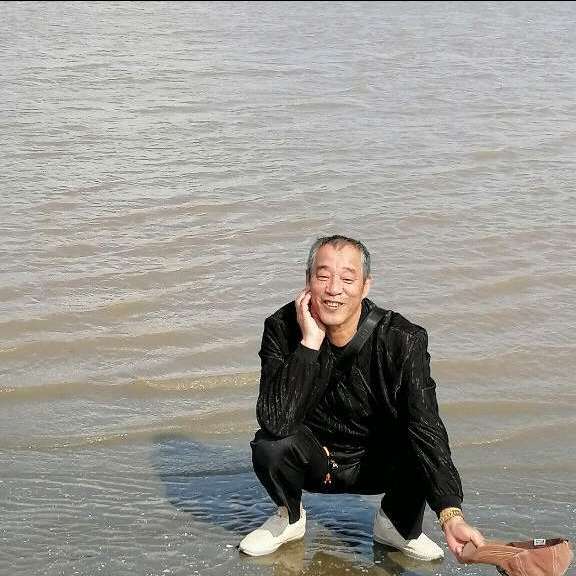 唯一的还黑裤的照片