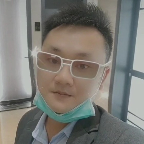 谨慎挽手路灯的照片