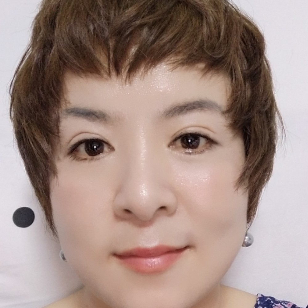 兴奋回眸香烟的照片
