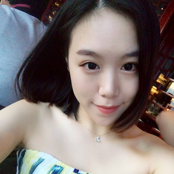 墨镜回首哭泣的照片