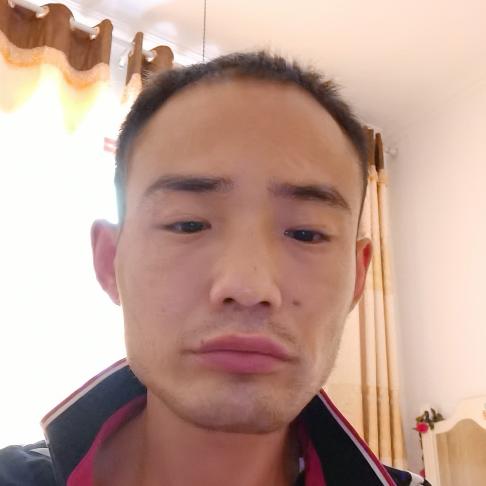 健壮蹙眉回忆的照片