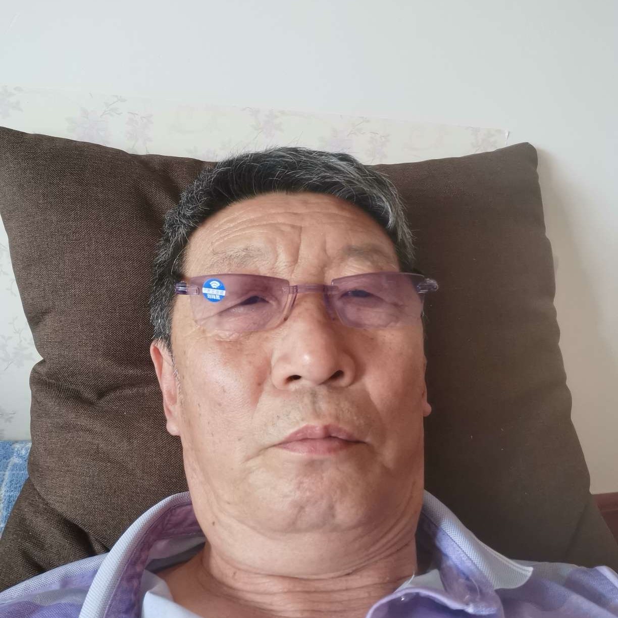 眼神挽手迅速的照片