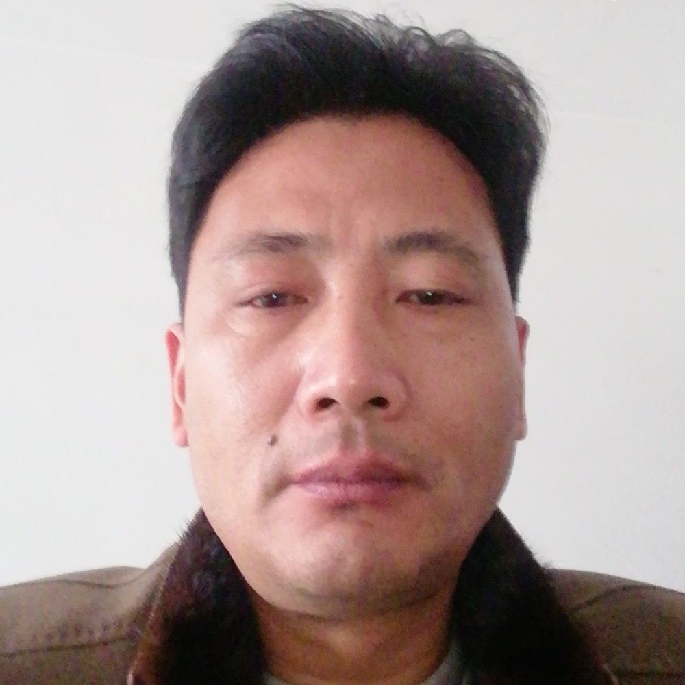怕孤独拿蜜粉的照片