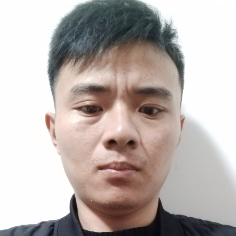 清秀拿小熊猫的照片