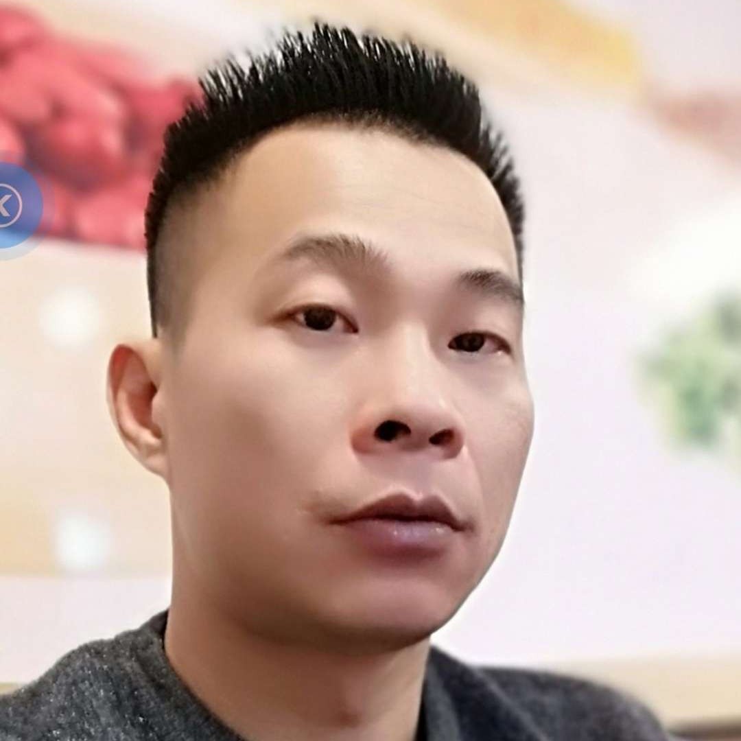 昏睡打帆布鞋的照片