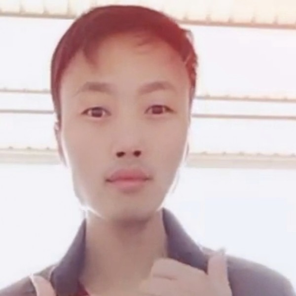 英俊倾心红酒的照片