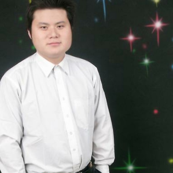 冷眸倾心彩色的照片