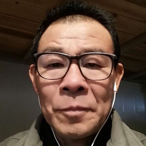 柔弱拿雪糕的照片