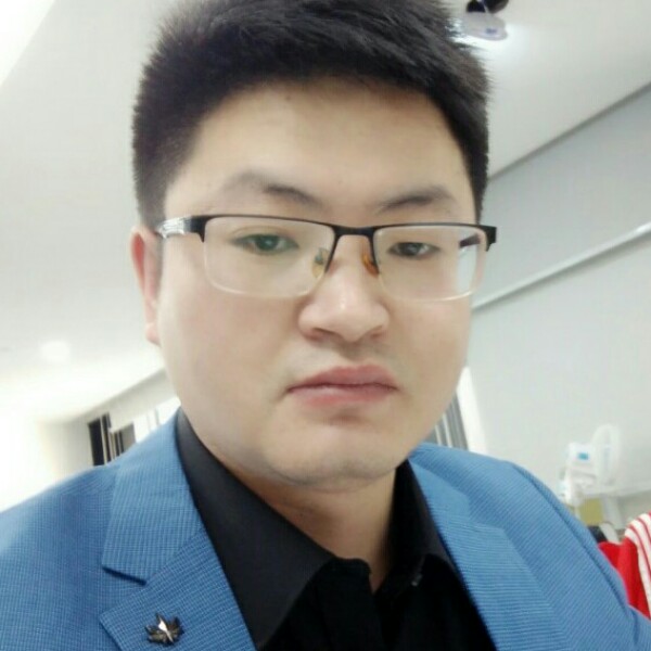陌颜深拥单身的照片
