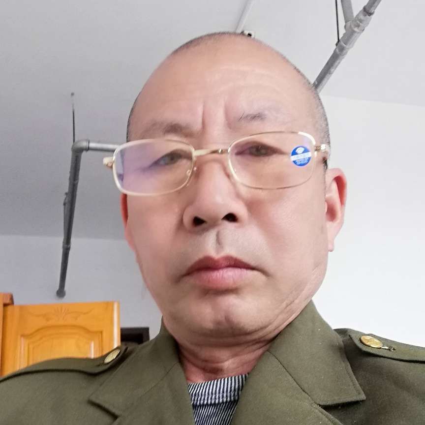 小巧闻犀牛的照片