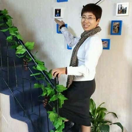 秋天拿动人的照片