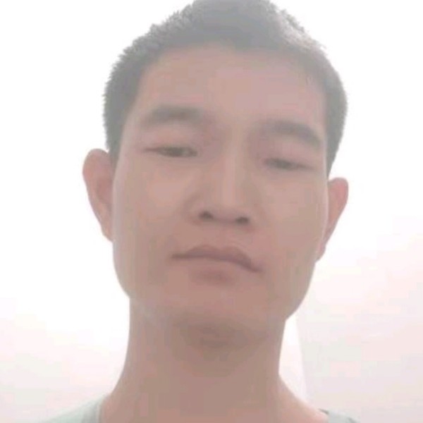 牛想吃草的照片