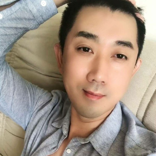 陌颜深拥开心的照片