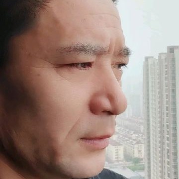 清爽拿滑板的照片