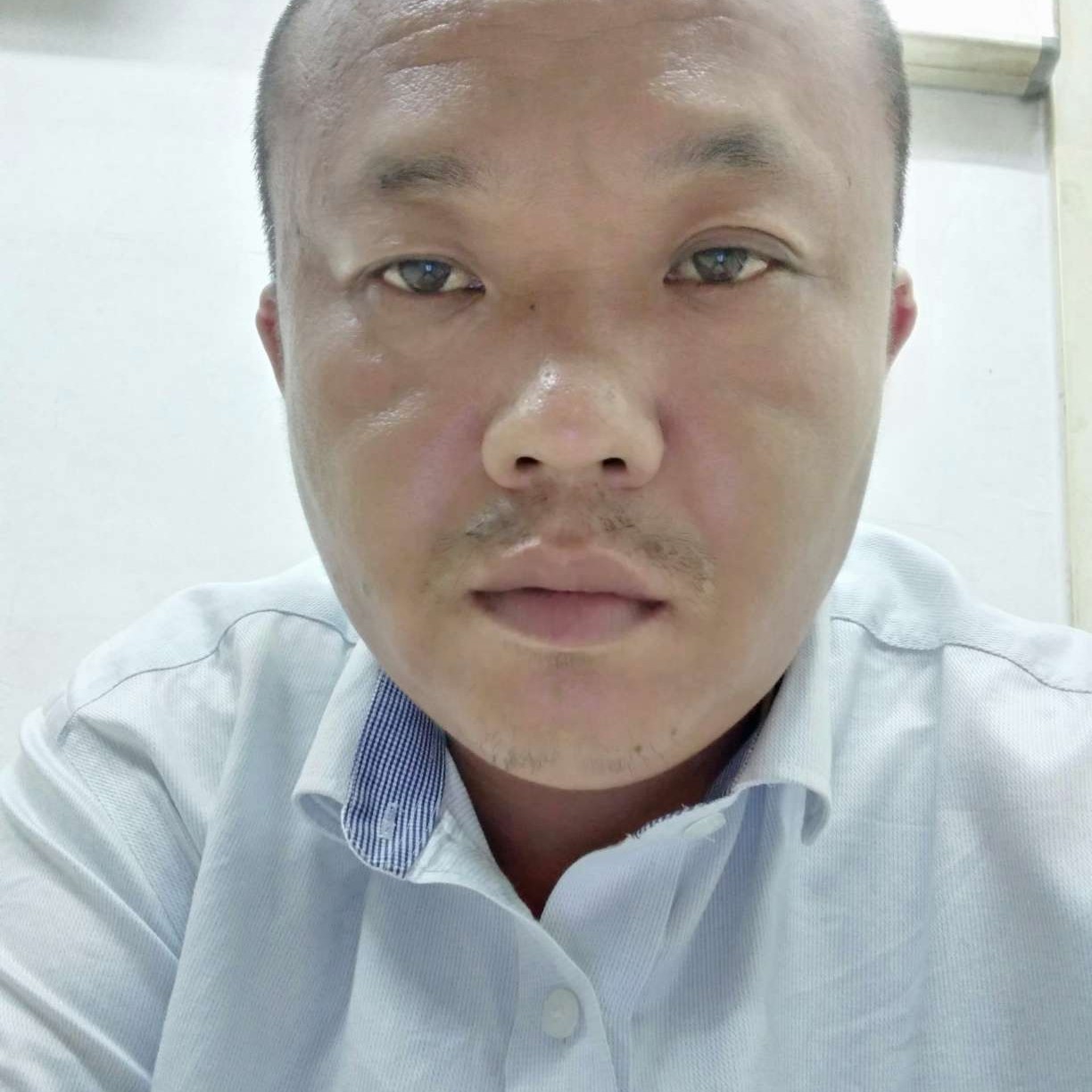 一个人深拥自行车的照片