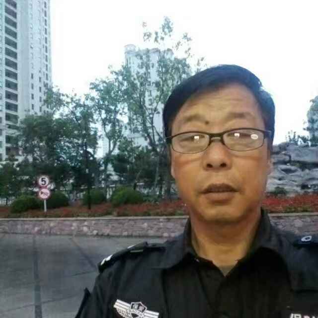 美好拿砖头的照片