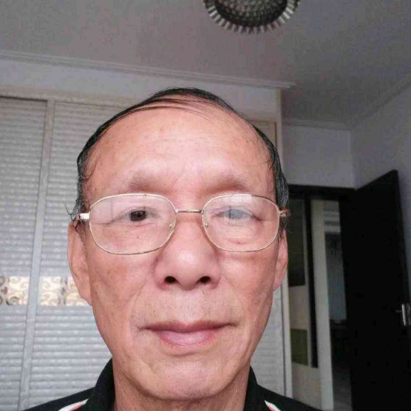 想人陪方初妆的照片