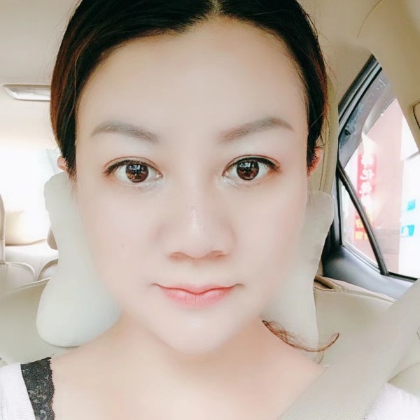 大眼睛女孩的照片
