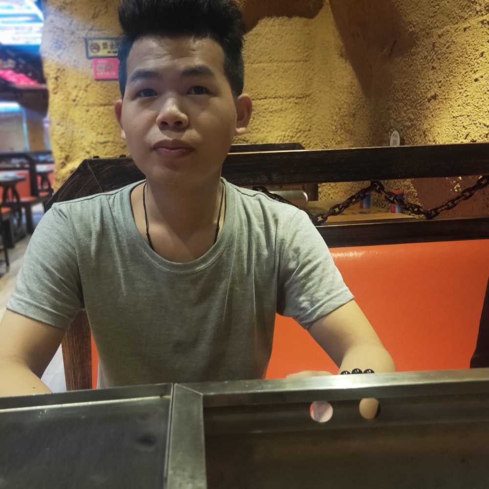 动人拿耳机的照片