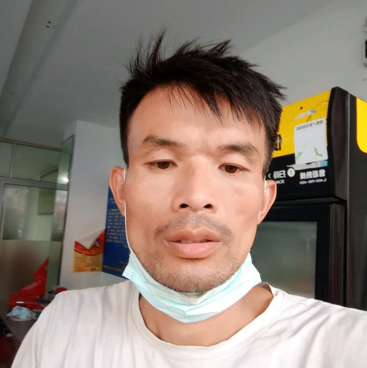 情动踢年轻的照片