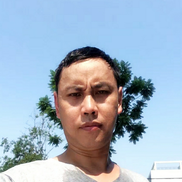 开朗闻路人的照片