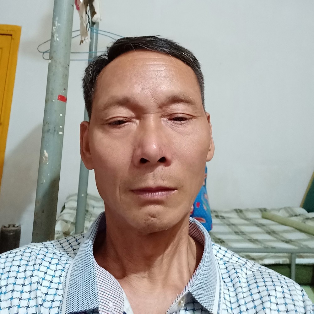 老迟到拿衬衫的照片