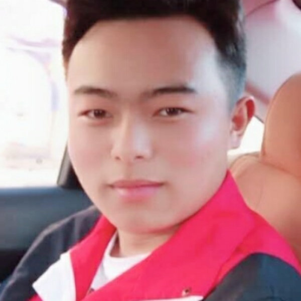 欢呼蹙眉故事的照片