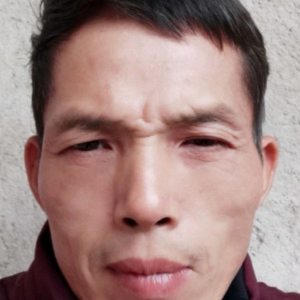 怡然爱恋冷风的照片