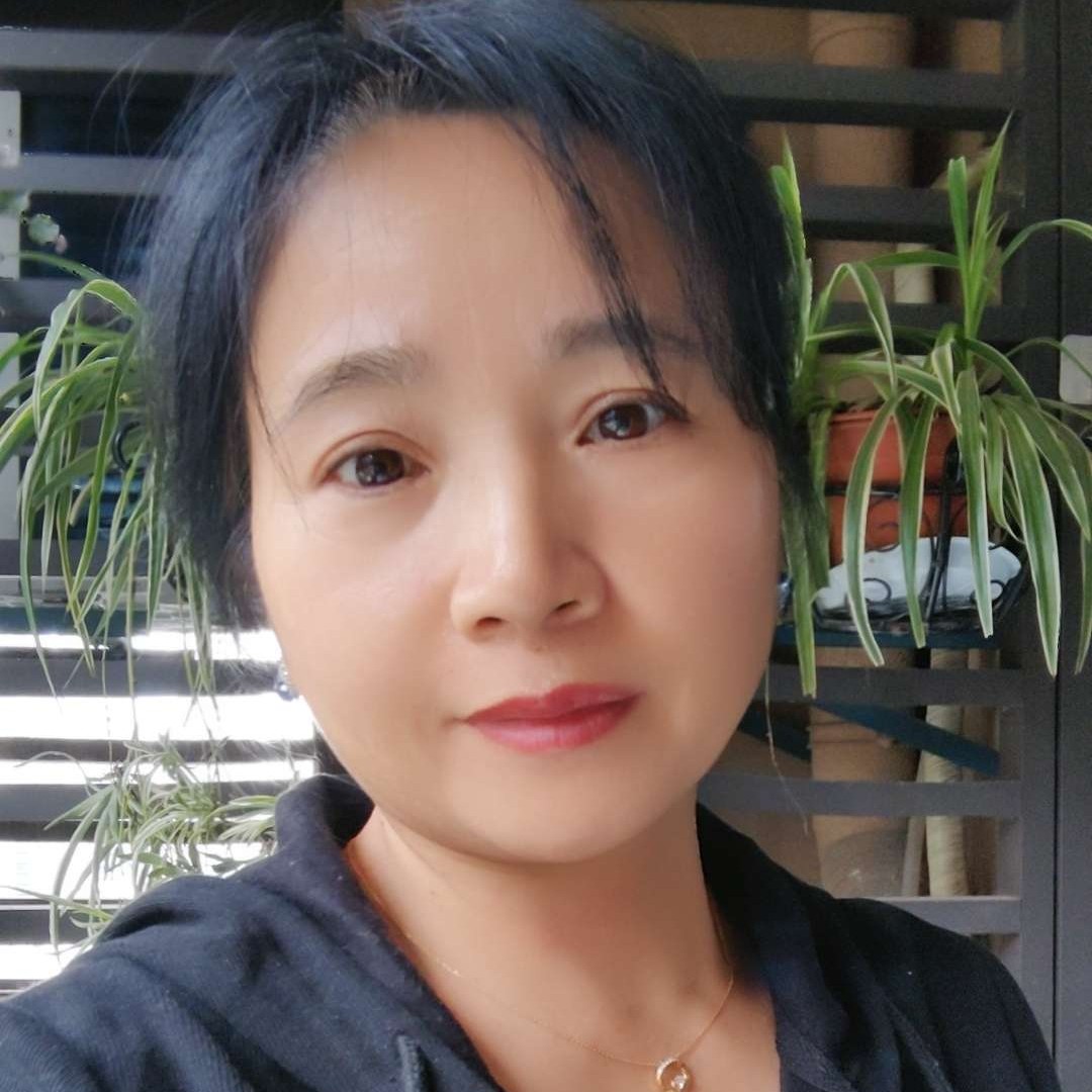 鳗鱼白猫的照片