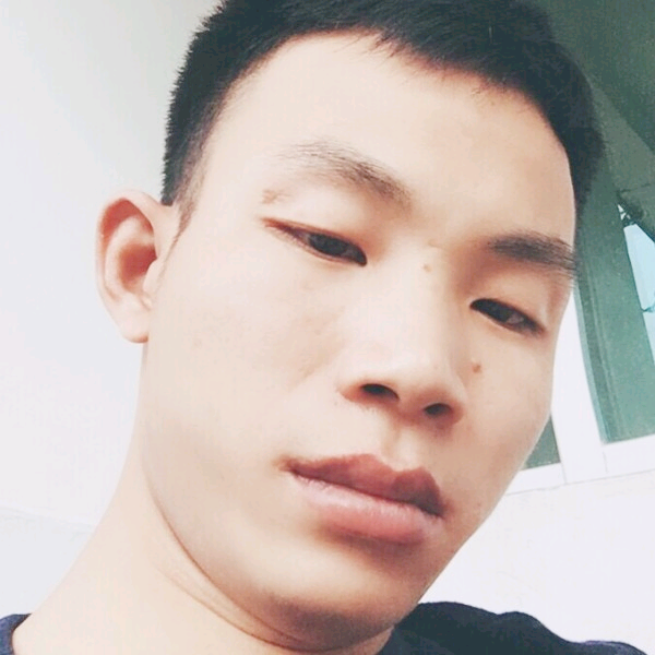 水蜜桃拿眯眯眼的照片