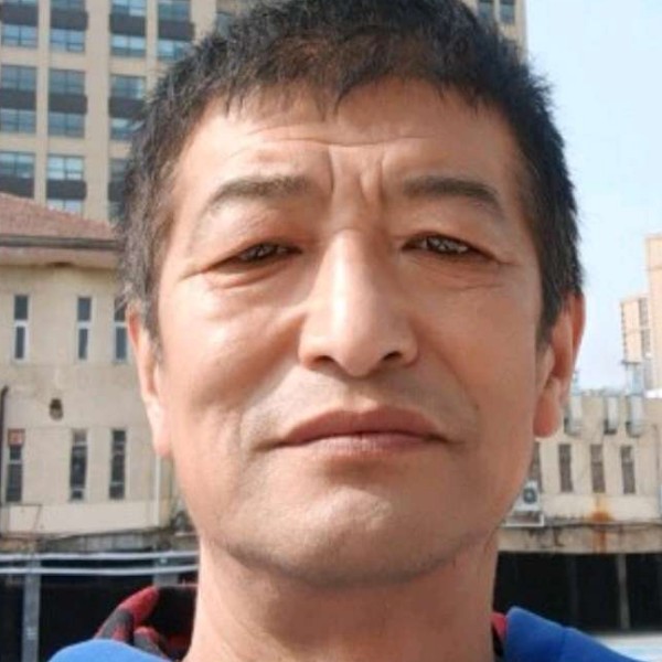 错落就板凳的照片