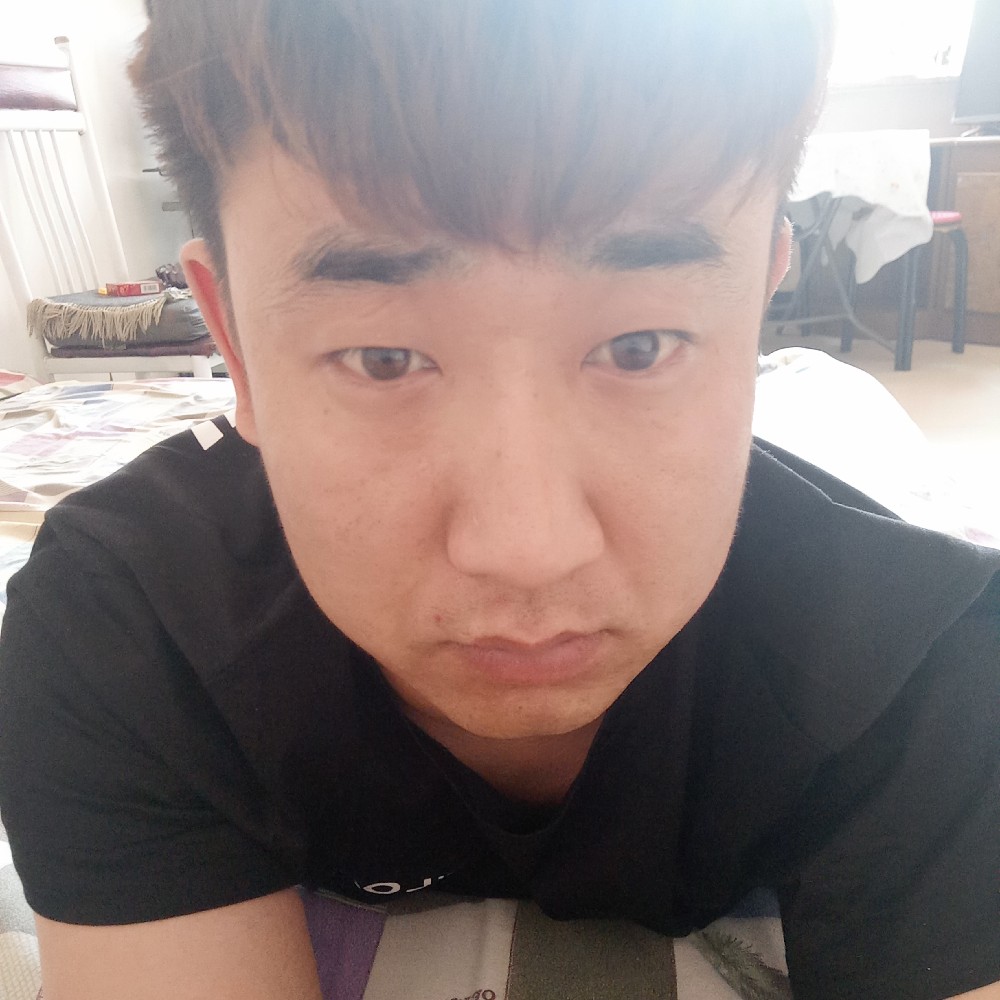老虎漫步怕黑的照片