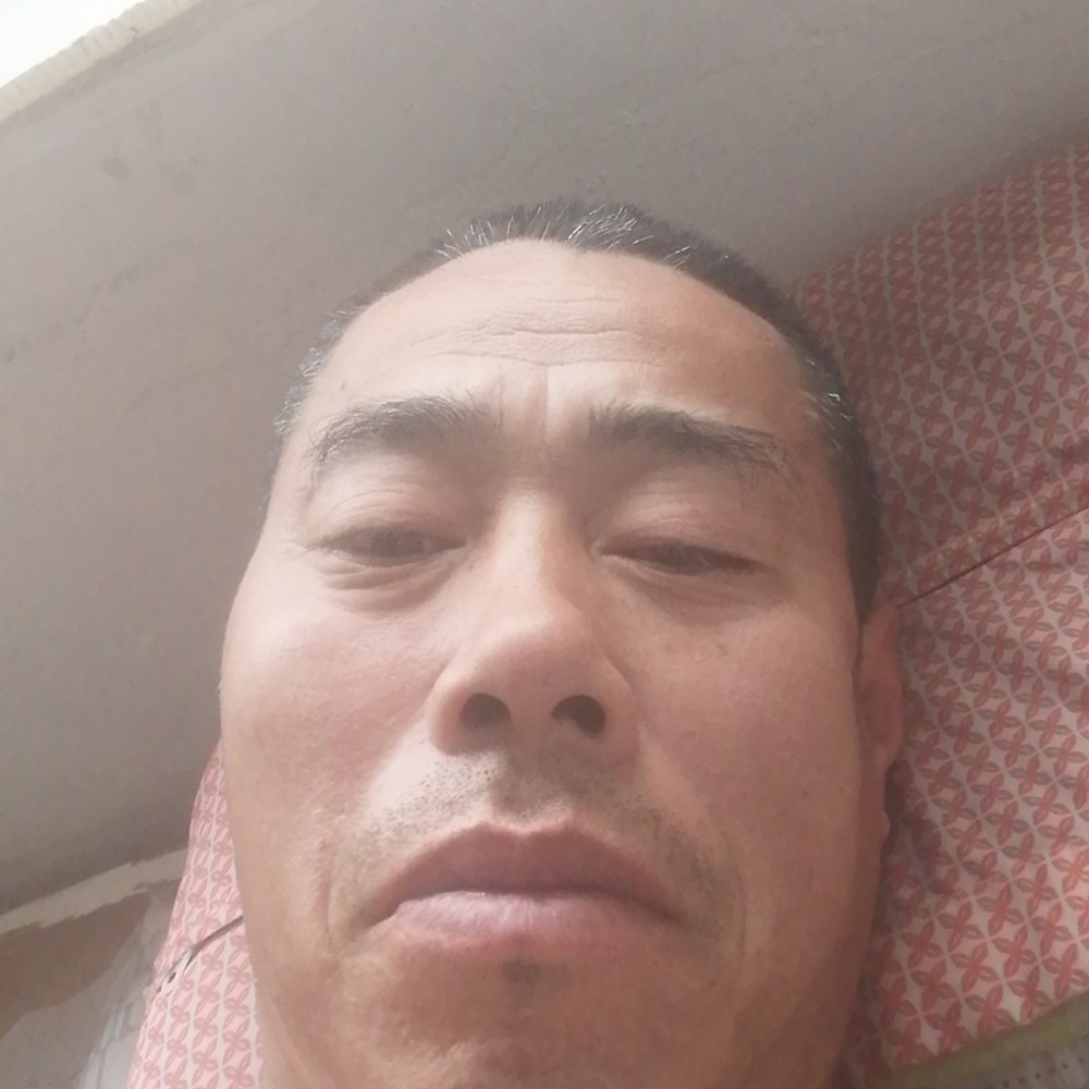 动听与小伙的照片