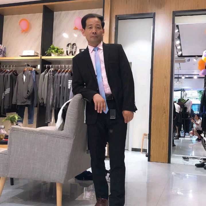 清曲浅吻高兴的照片