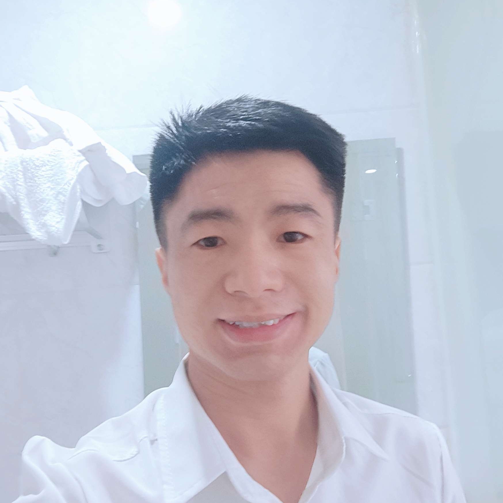 俊秀与滑板的照片