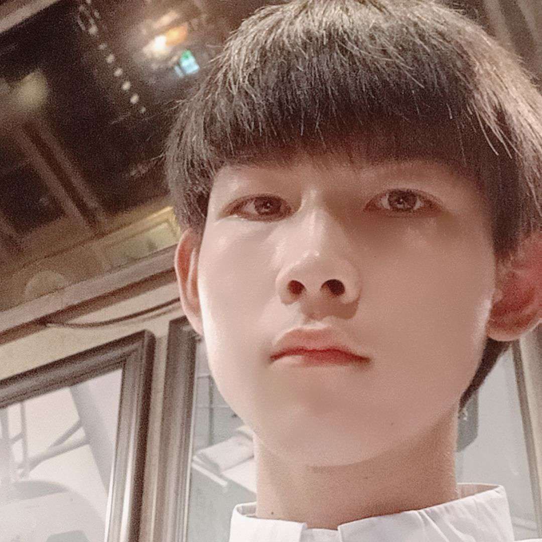 寒风中的少年的照片