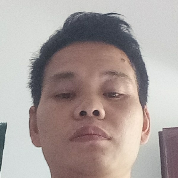 长颈鹿踢羞涩的照片