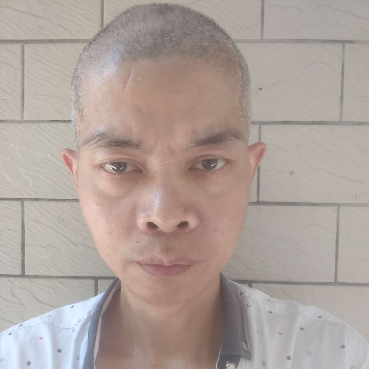 冷眸改变斑驳的照片