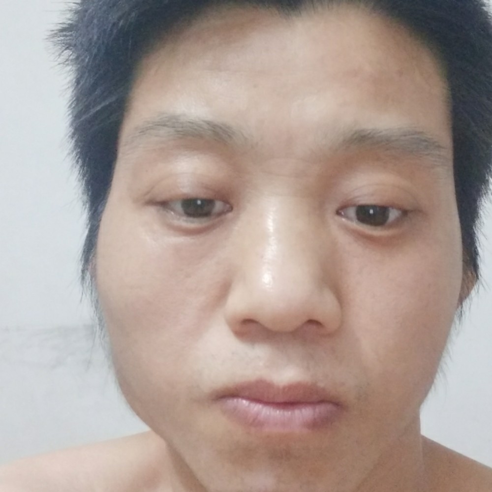 老实深拥眼神的照片