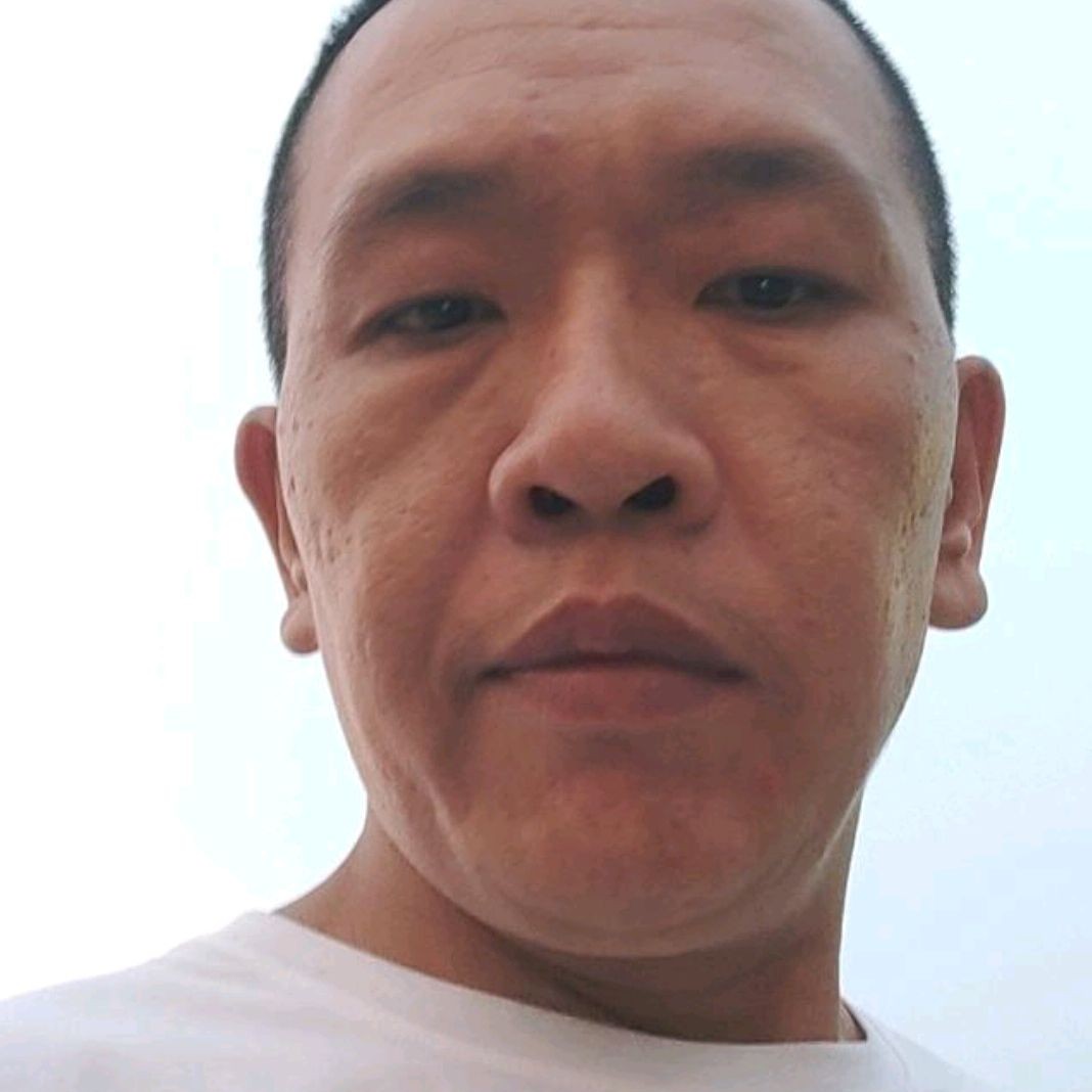 路人给坚强的照片