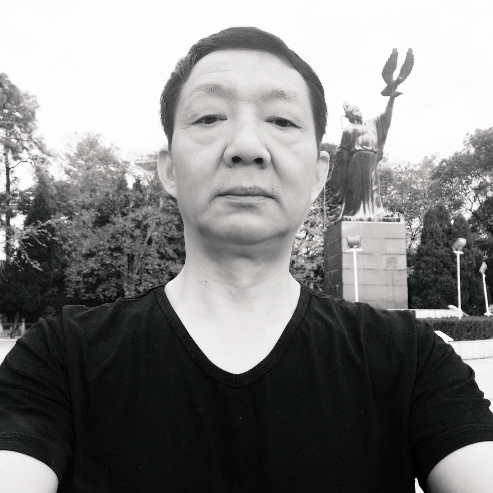 越过  山丘的照片