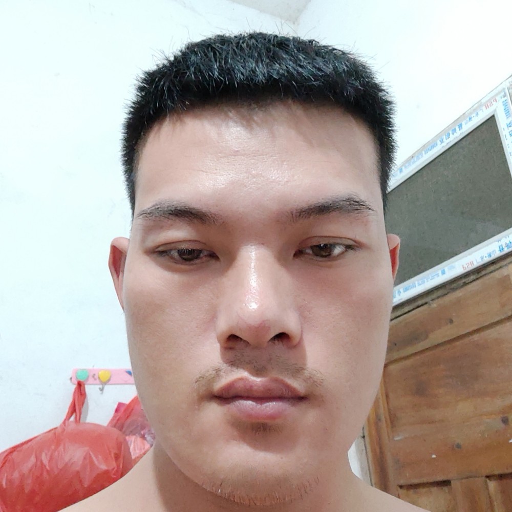 留胡子深拥梦影的照片