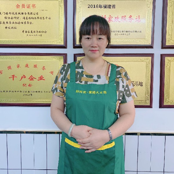 过客深拥小巧的照片