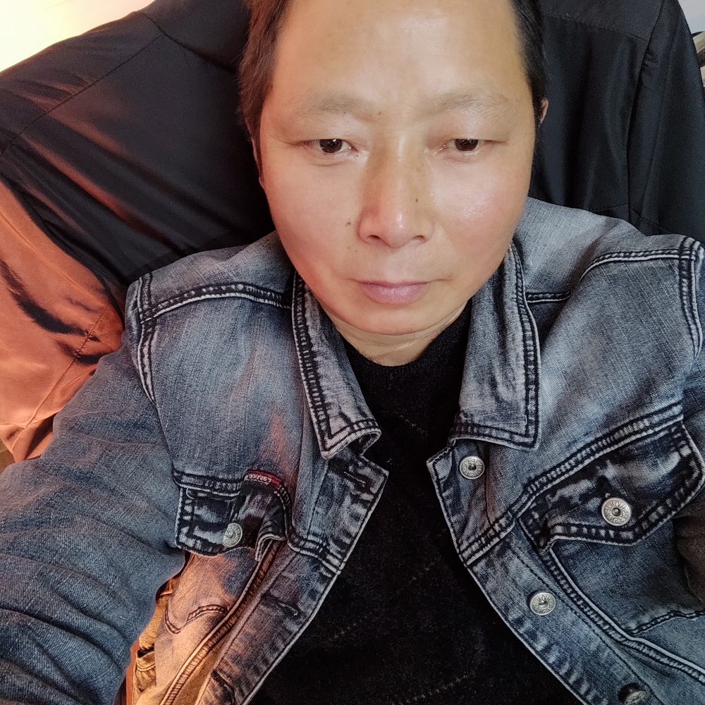 单薄的洛尘的照片