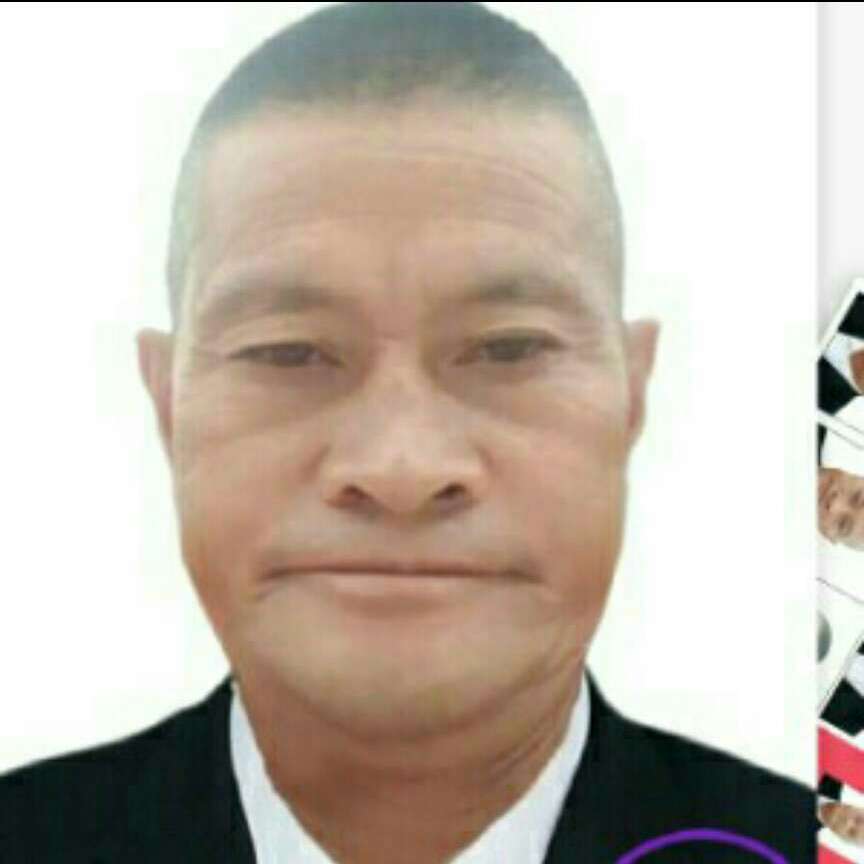 俊逸拿吐司的照片