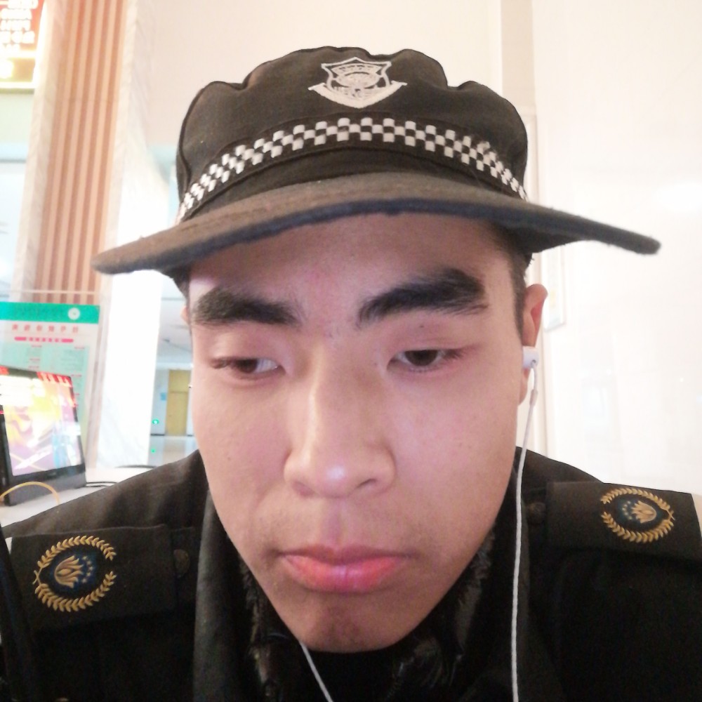 冷傲深拥菠萝的照片