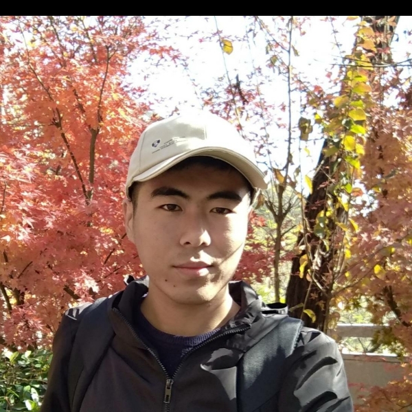 机智的小帅哥的照片