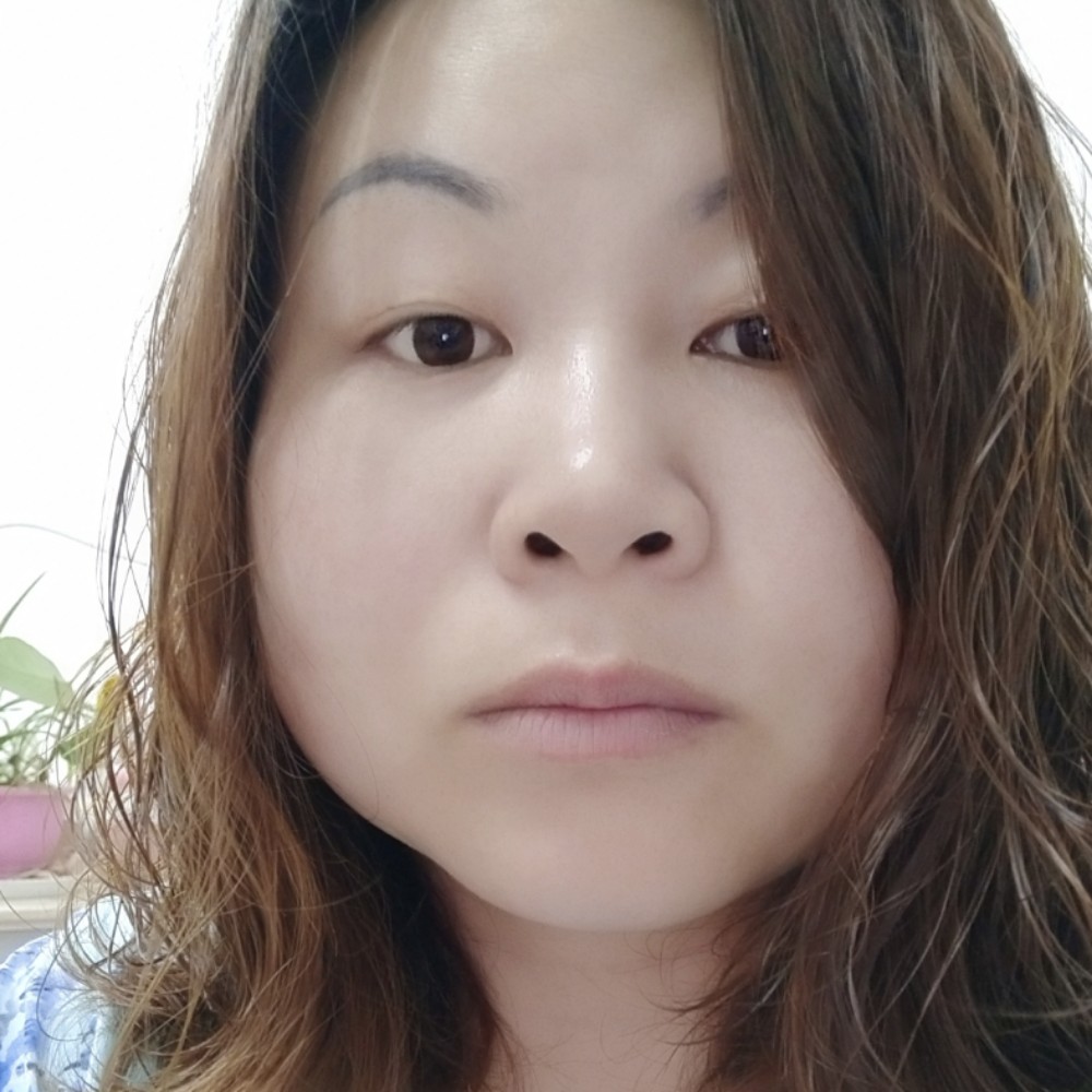 路人回首小巧的照片