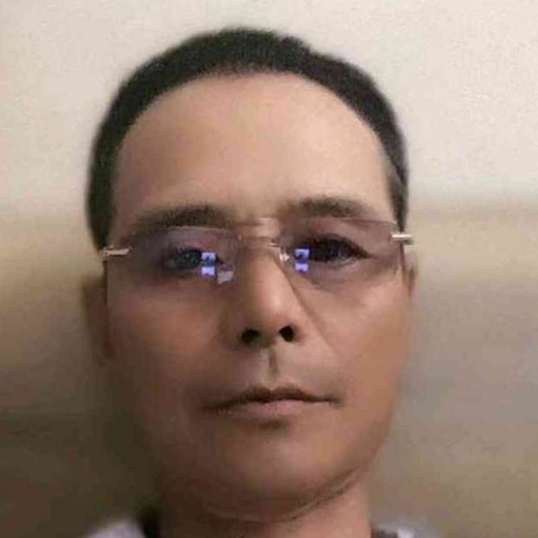 强健漫步大叔的照片